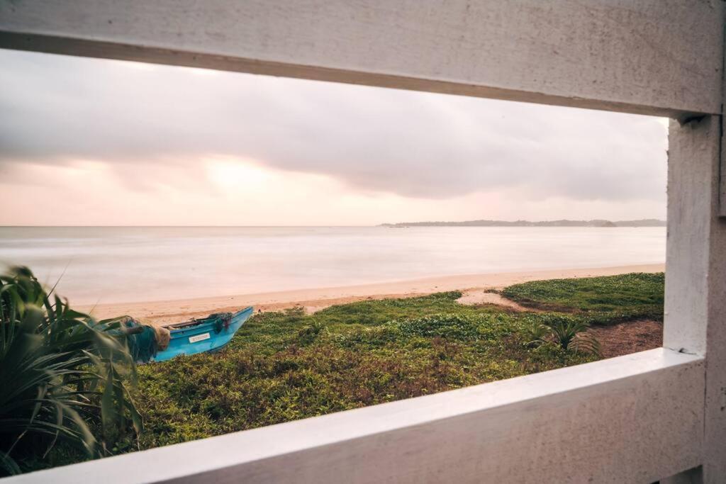 Santi Beach House With Pool & Beach Уелигама Екстериор снимка